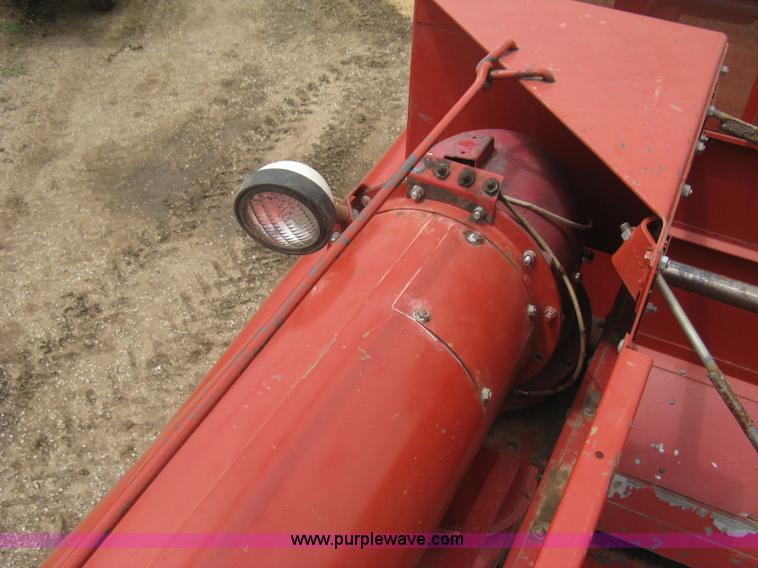 image for item G8279 1983 International 1460 Axial-Flow combine