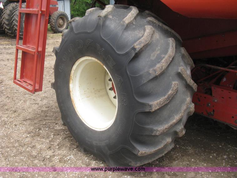 image for item G8279 1983 International 1460 Axial-Flow combine