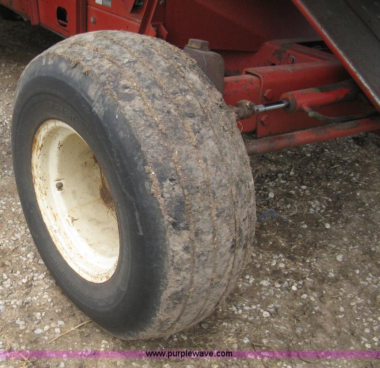 image for item G8279 1983 International 1460 Axial-Flow combine