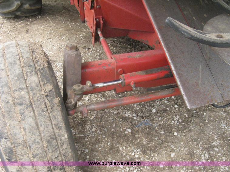 image for item G8279 1983 International 1460 Axial-Flow combine
