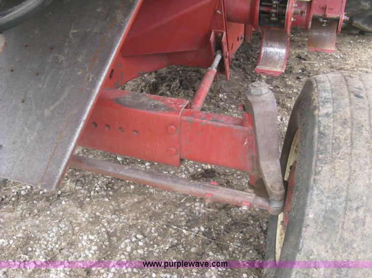 image for item G8279 1983 International 1460 Axial-Flow combine