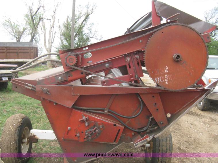 image for item G8279 1983 International 1460 Axial-Flow combine