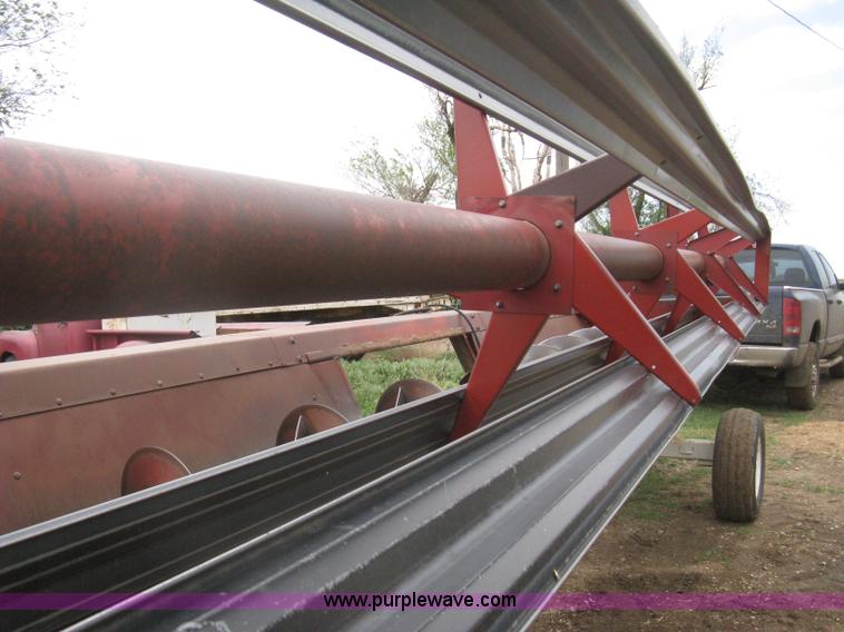 image for item G8279 1983 International 1460 Axial-Flow combine