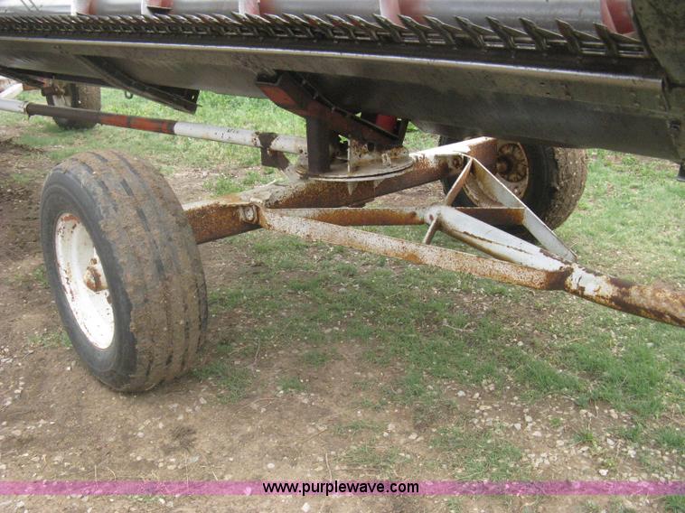 image for item G8279 1983 International 1460 Axial-Flow combine