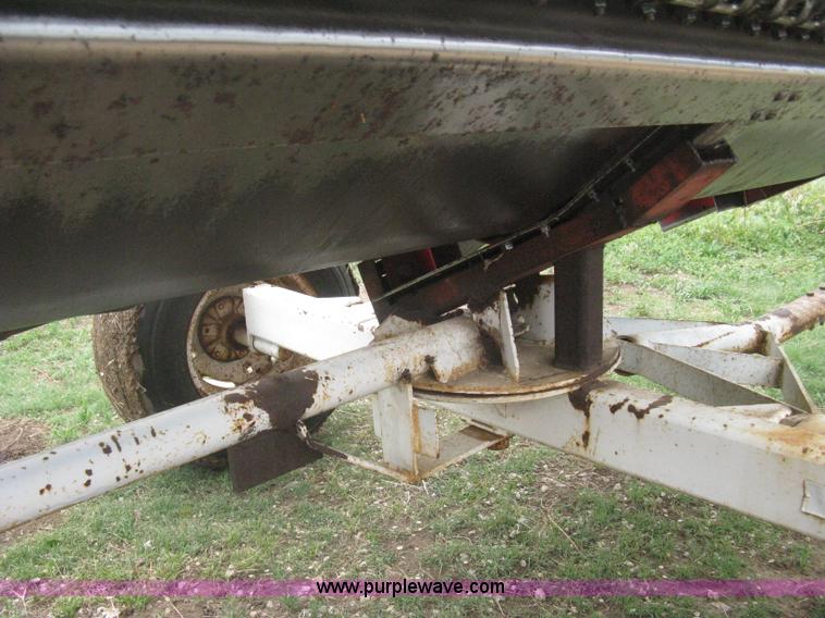 image for item G8279 1983 International 1460 Axial-Flow combine