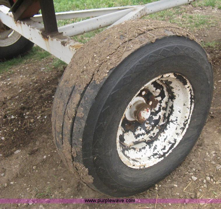 image for item G8279 1983 International 1460 Axial-Flow combine