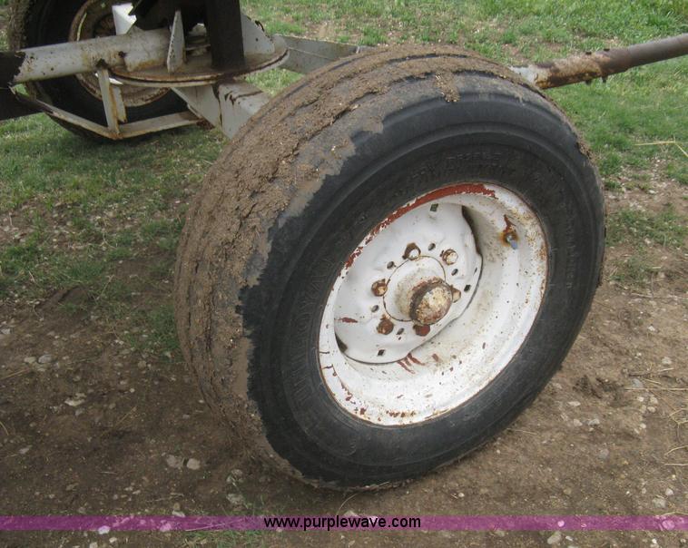 image for item G8279 1983 International 1460 Axial-Flow combine