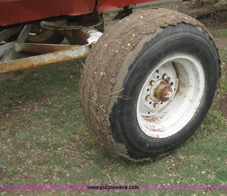 image for item G8279 1983 International 1460 Axial-Flow combine