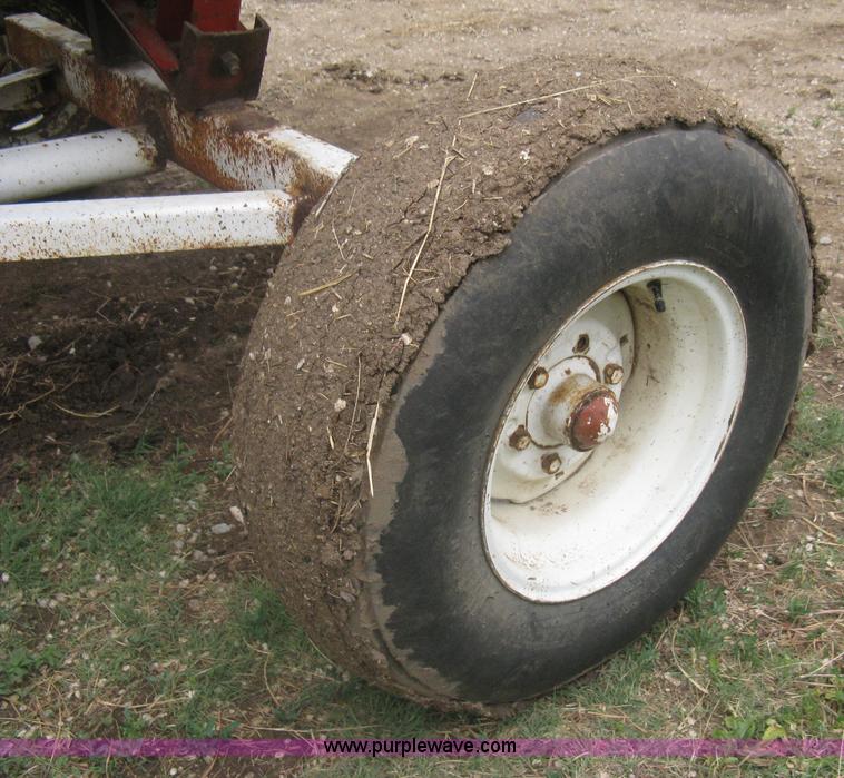 image for item G8279 1983 International 1460 Axial-Flow combine