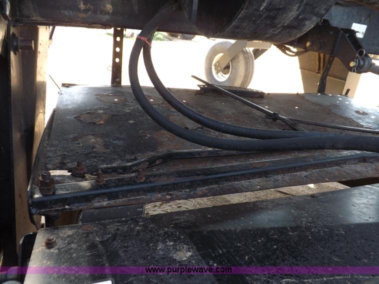 image for item H1939 2002 Mac Don 9352 Turbo swather