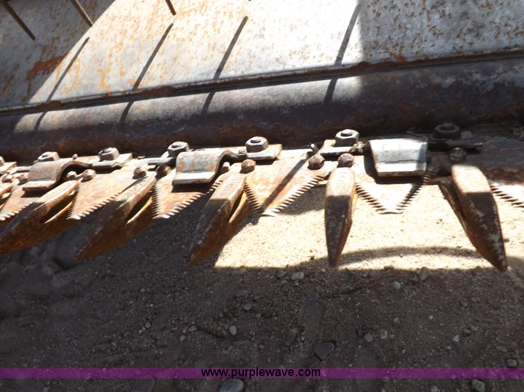 image for item H1939 2002 Mac Don 9352 Turbo swather