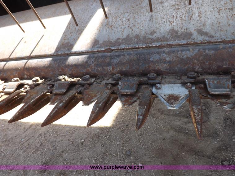 image for item H1939 2002 Mac Don 9352 Turbo swather