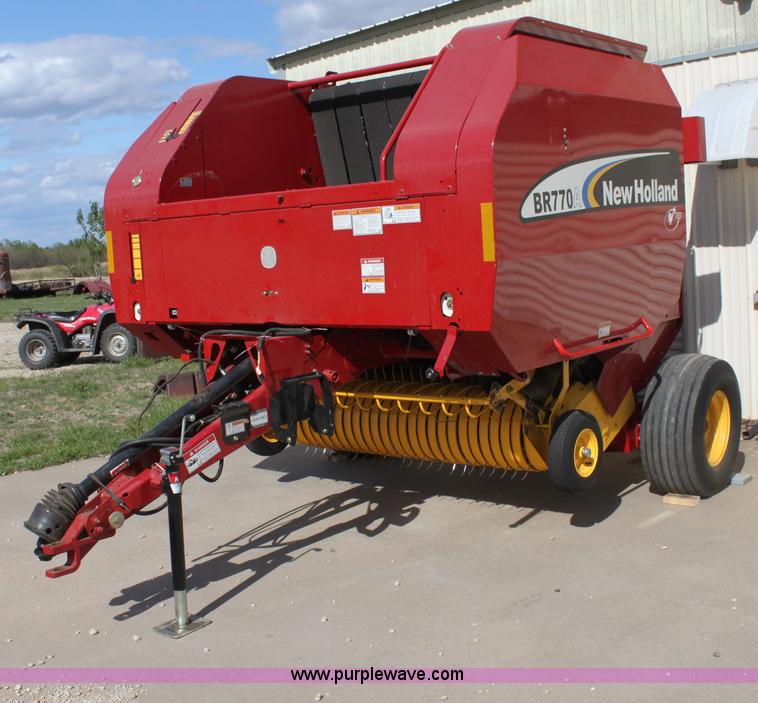image for item H2052 2007 New Holland BR770A round baler