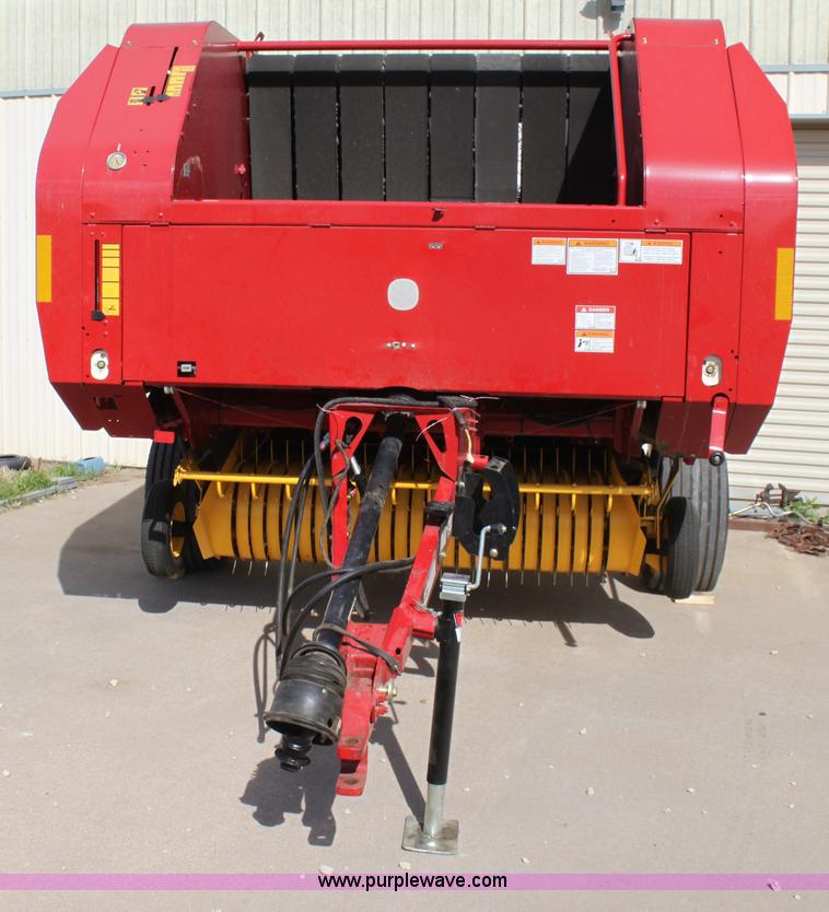 image for item H2052 2007 New Holland BR770A round baler