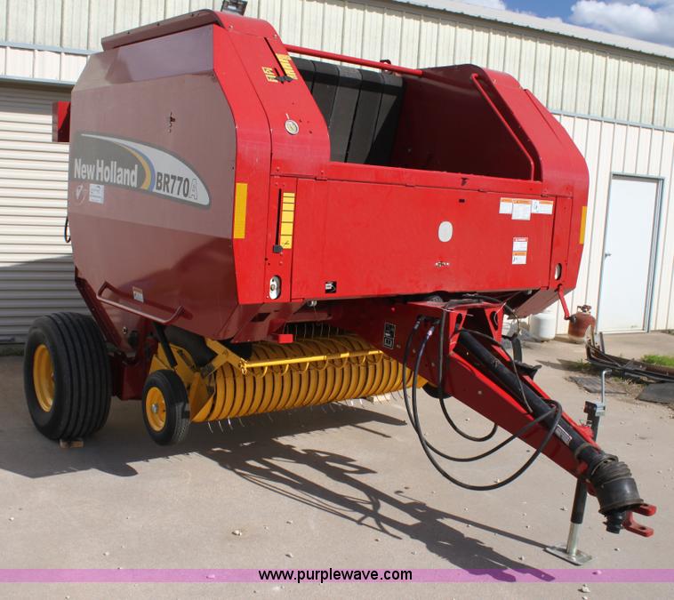 image for item H2052 2007 New Holland BR770A round baler