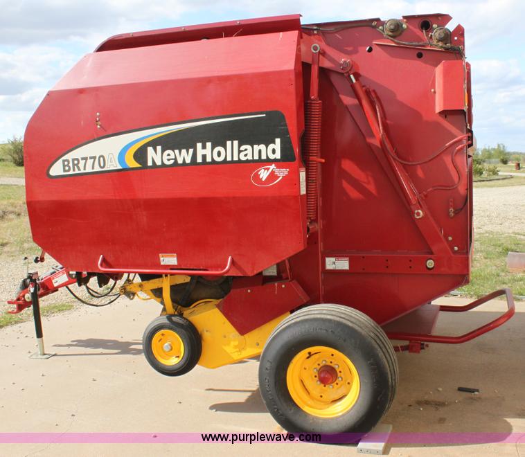 image for item H2052 2007 New Holland BR770A round baler
