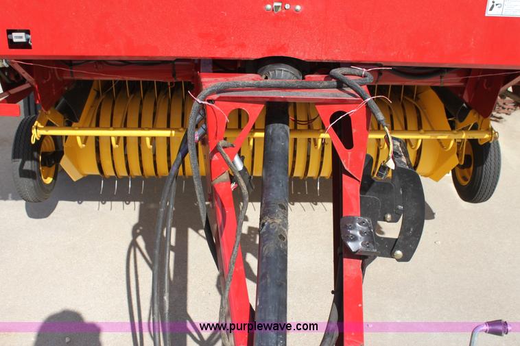 image for item H2052 2007 New Holland BR770A round baler