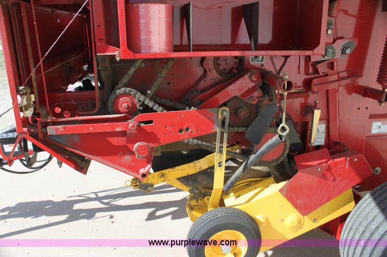 image for item H2052 2007 New Holland BR770A round baler
