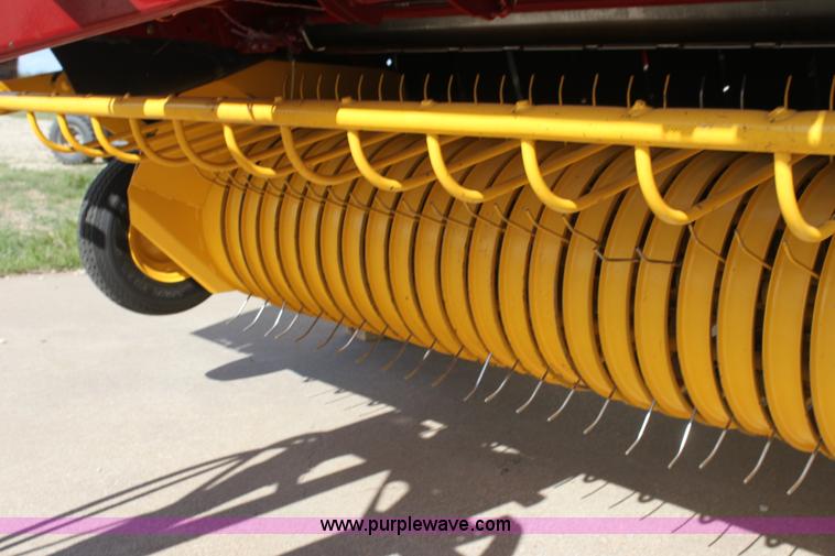 image for item H2052 2007 New Holland BR770A round baler