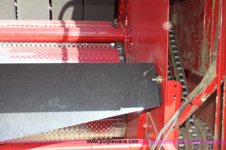 image for item H2052 2007 New Holland BR770A round baler