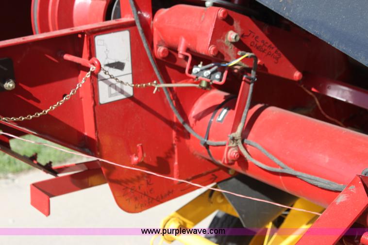 image for item H2052 2007 New Holland BR770A round baler