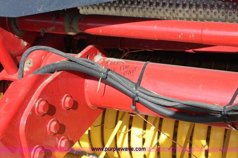 image for item H2052 2007 New Holland BR770A round baler