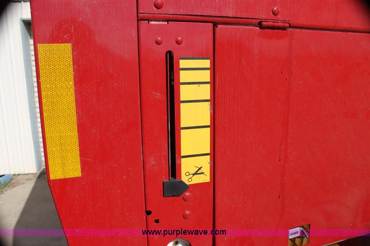 image for item H2052 2007 New Holland BR770A round baler