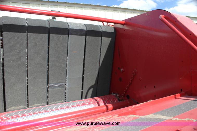 image for item H2052 2007 New Holland BR770A round baler