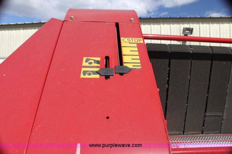 image for item H2052 2007 New Holland BR770A round baler