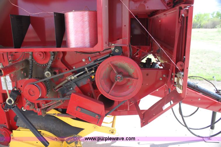 image for item H2052 2007 New Holland BR770A round baler