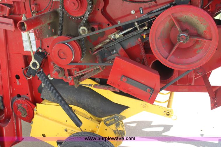 image for item H2052 2007 New Holland BR770A round baler