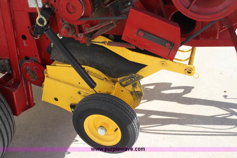 image for item H2052 2007 New Holland BR770A round baler