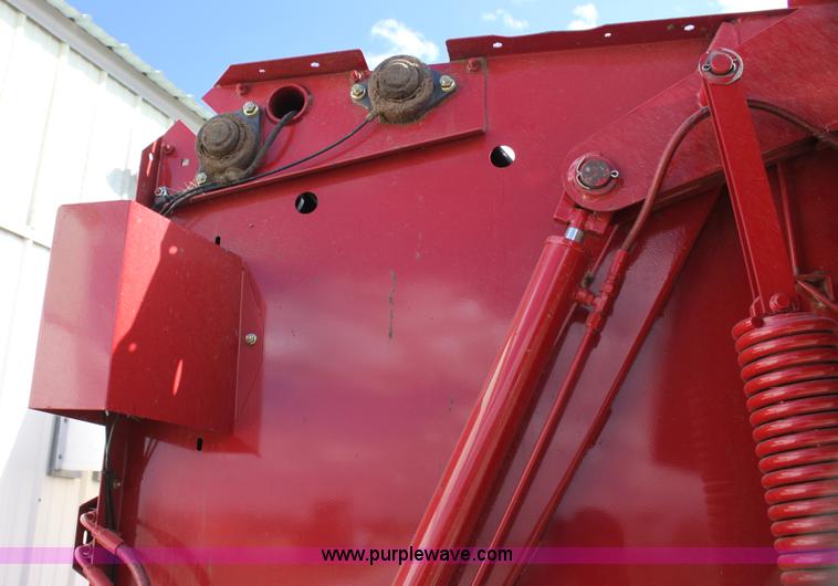 image for item H2052 2007 New Holland BR770A round baler