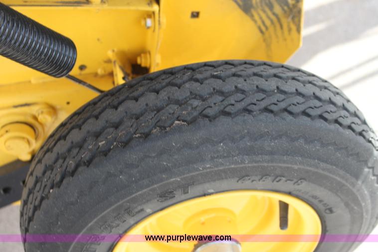 image for item H2052 2007 New Holland BR770A round baler