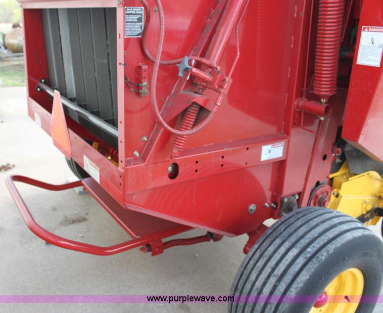 image for item H2052 2007 New Holland BR770A round baler