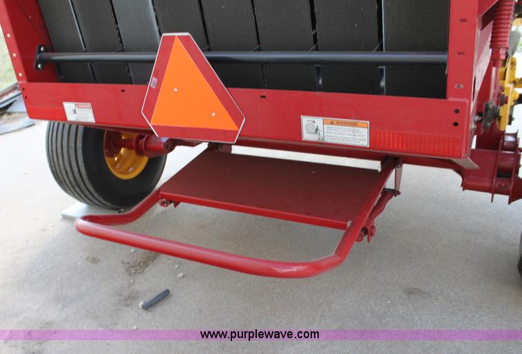 image for item H2052 2007 New Holland BR770A round baler