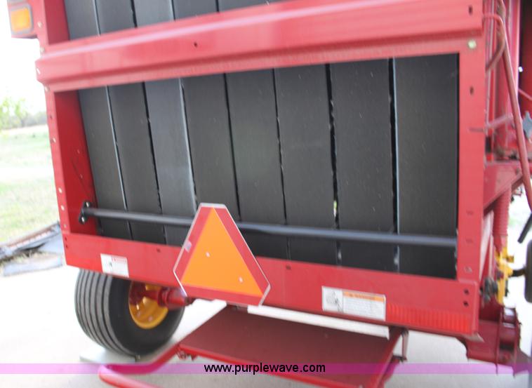 image for item H2052 2007 New Holland BR770A round baler