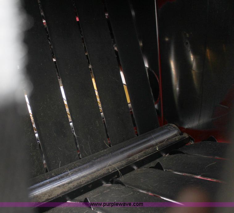 image for item H2052 2007 New Holland BR770A round baler