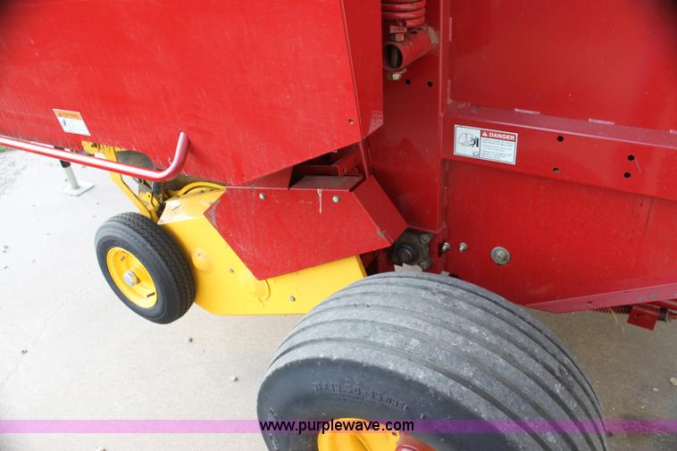image for item H2052 2007 New Holland BR770A round baler