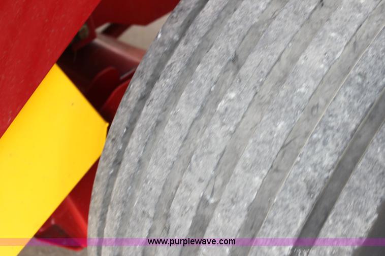 image for item H2052 2007 New Holland BR770A round baler