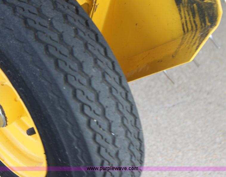 image for item H2052 2007 New Holland BR770A round baler