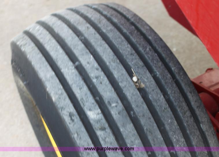 image for item H2052 2007 New Holland BR770A round baler