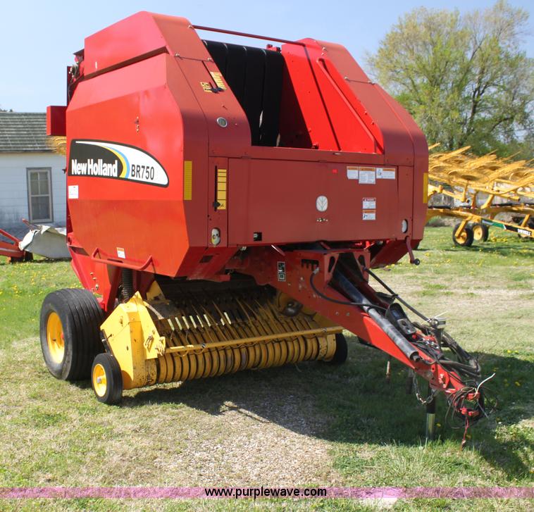 image for item H2101 2007 New Holland BR750A round baler