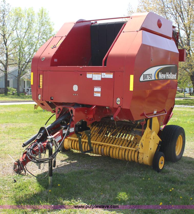 image for item H2101 2007 New Holland BR750A round baler