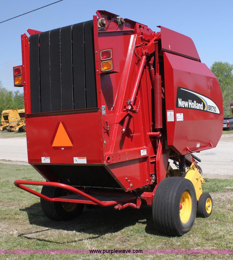 image for item H2101 2007 New Holland BR750A round baler