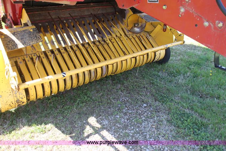 image for item H2101 2007 New Holland BR750A round baler