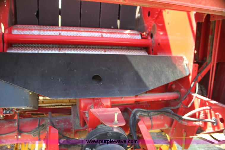 image for item H2101 2007 New Holland BR750A round baler