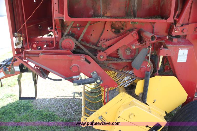 image for item H2101 2007 New Holland BR750A round baler