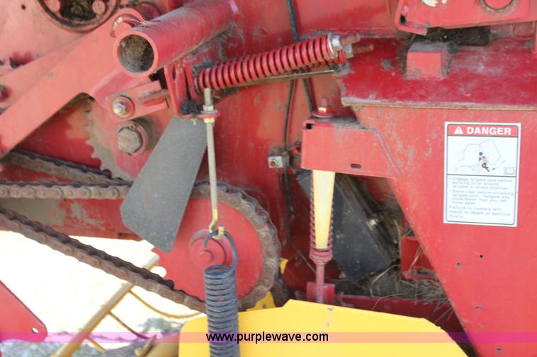 image for item H2101 2007 New Holland BR750A round baler