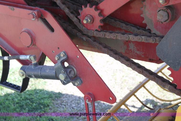 image for item H2101 2007 New Holland BR750A round baler